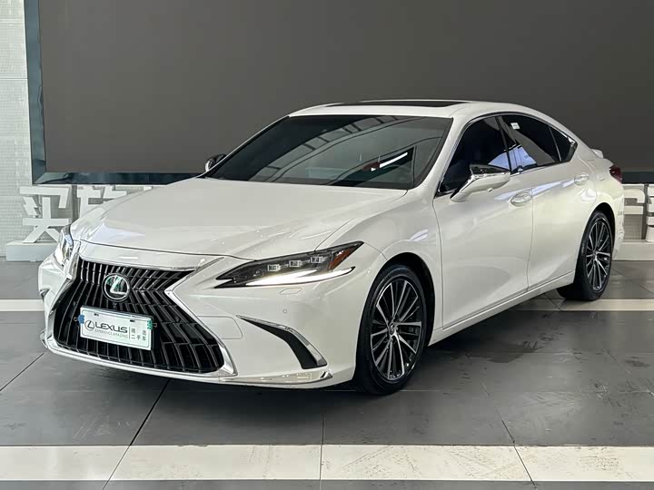 Lexus ES 2022 300h Luxury Edition