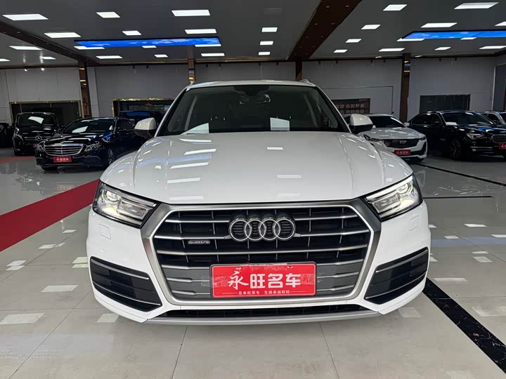 Audi Q5L 2020 40 TFSI enjoys fashionable style