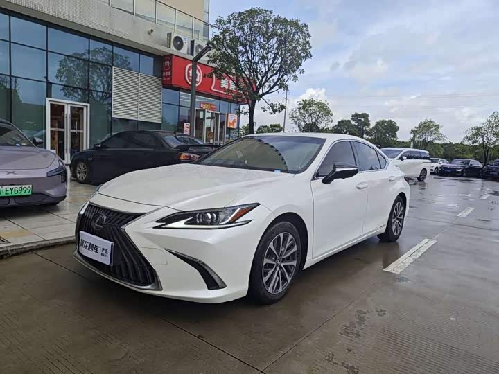 Lexus ES 2021 300h Excellence Edition