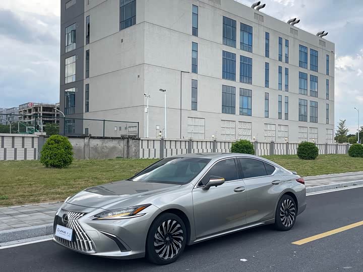 Lexus ES 2022 300h Silver Lining Edition