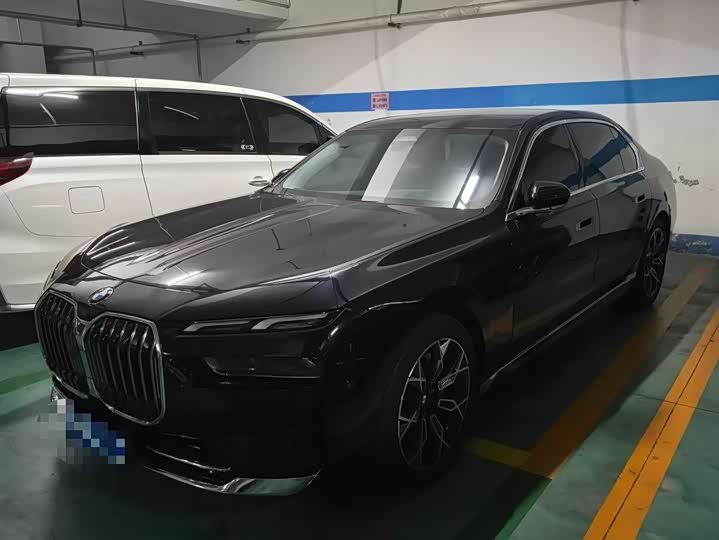 BMW 7 Series 2023 735Li Luxury Line
